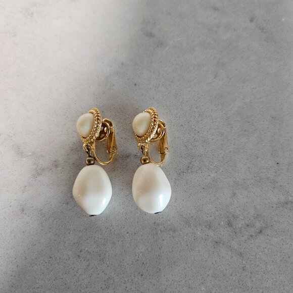 CREAM GRADUATED BEAD 31" L NECKLACE WITH MATCHING CROWN TRIFARI CLIP-ON EARRINGS - Picture 5 of 10